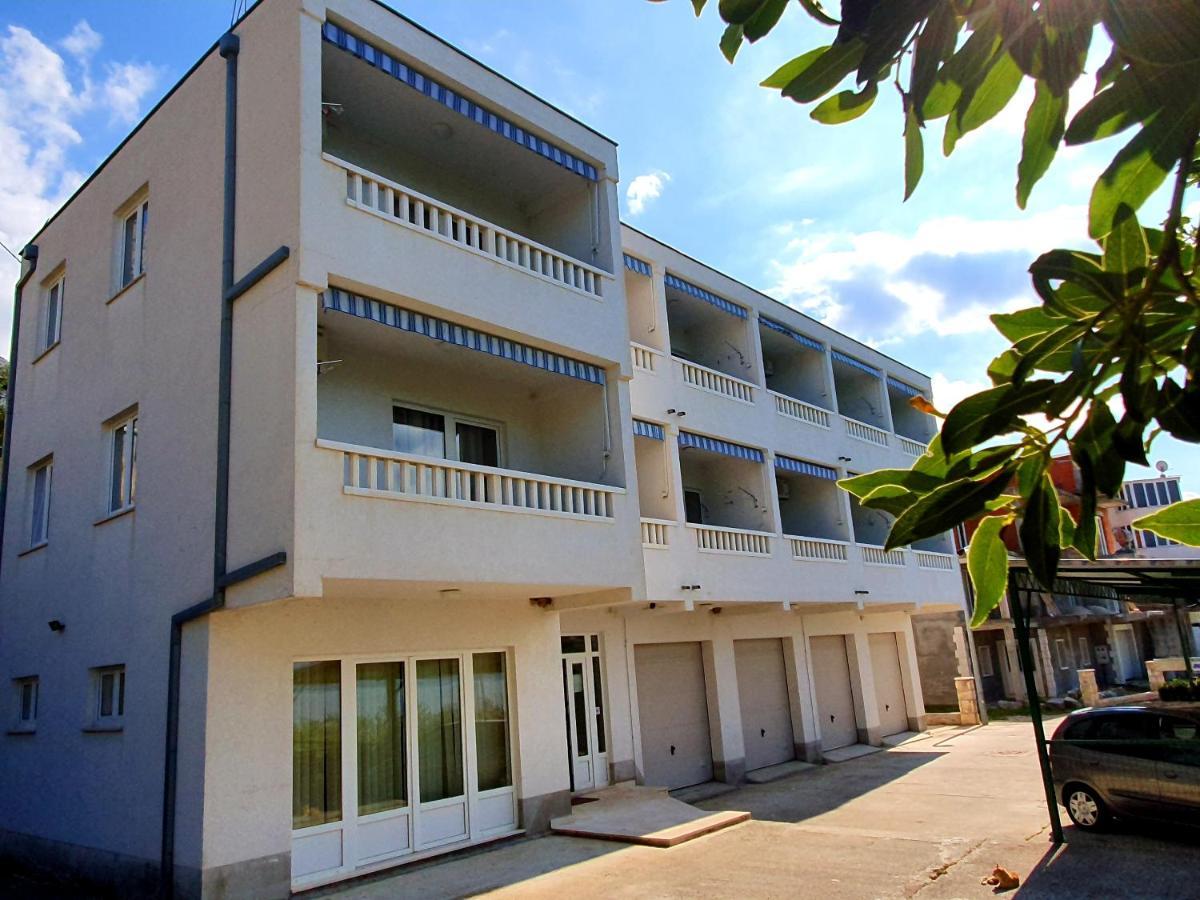 Villa Dvor Apartments Омиш Экстерьер фото