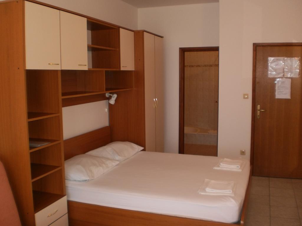 Villa Dvor Apartments Омиш Экстерьер фото