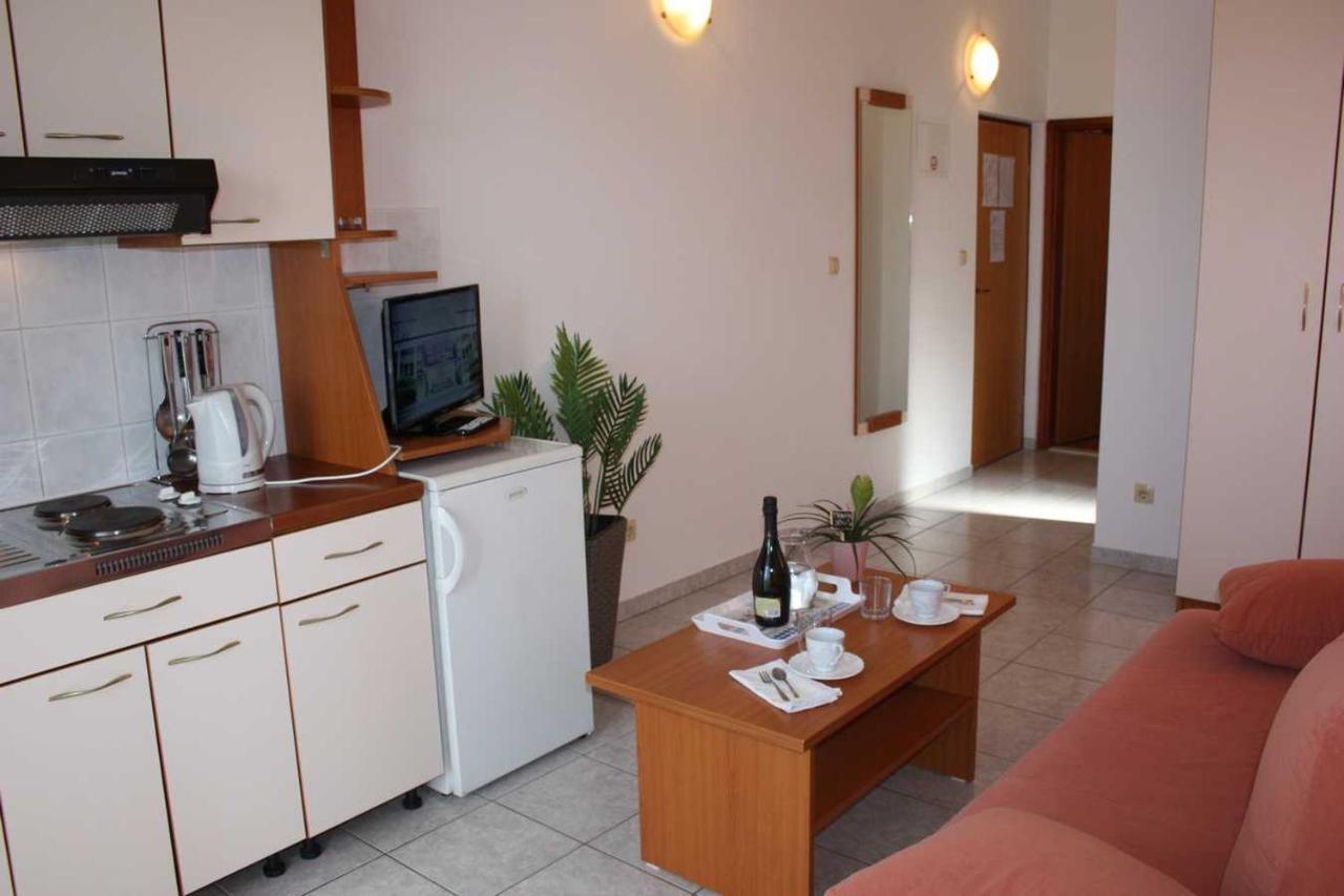 Villa Dvor Apartments Омиш Экстерьер фото