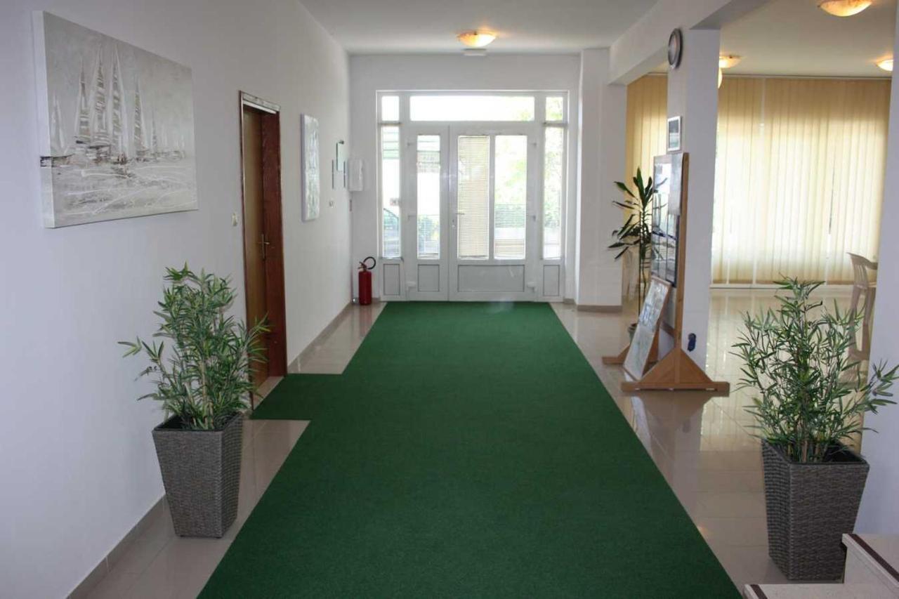 Villa Dvor Apartments Омиш Экстерьер фото