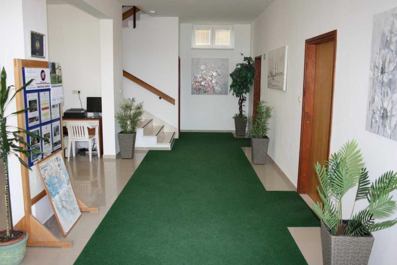 Villa Dvor Apartments Омиш Экстерьер фото