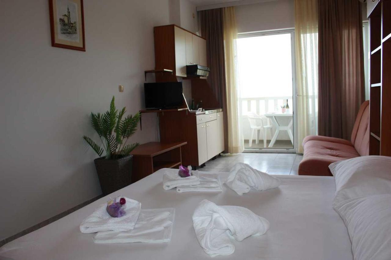 Villa Dvor Apartments Омиш Экстерьер фото