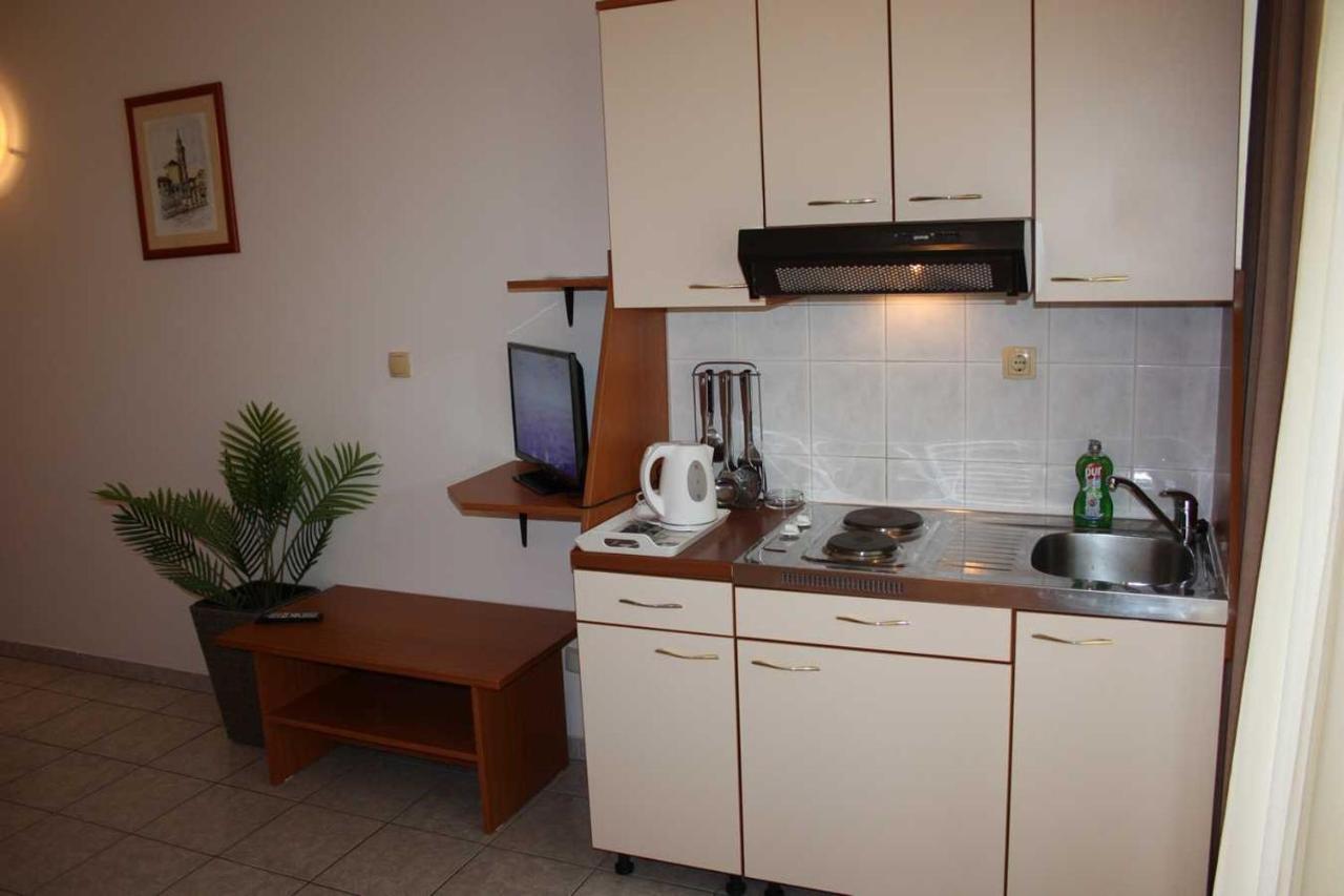 Villa Dvor Apartments Омиш Экстерьер фото