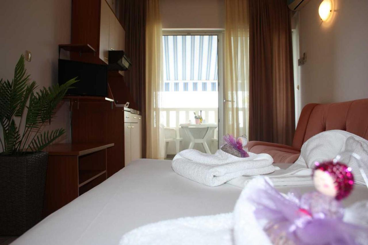 Villa Dvor Apartments Омиш Экстерьер фото