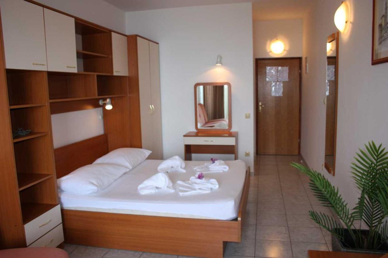 Villa Dvor Apartments Омиш Экстерьер фото