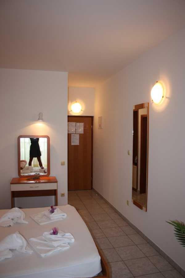 Villa Dvor Apartments Омиш Экстерьер фото